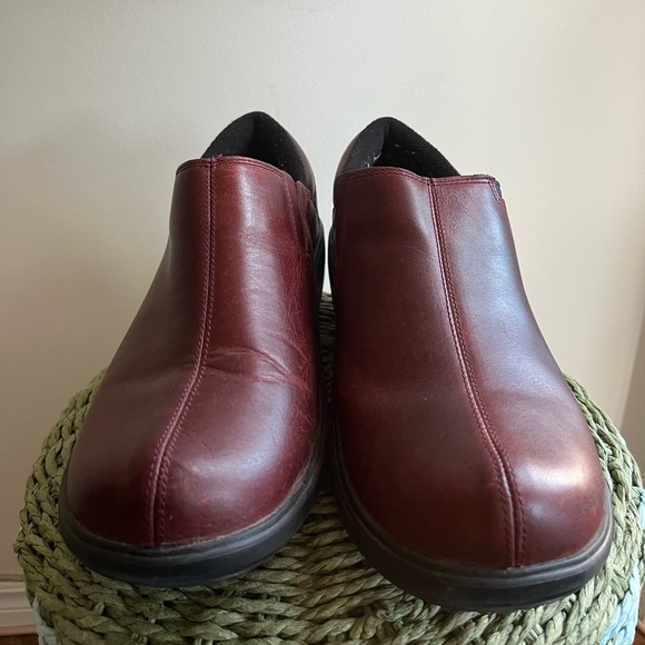 Crocs Women's Burgundy Slip On Clog Work Shoes Leather - Picture 3 of 16